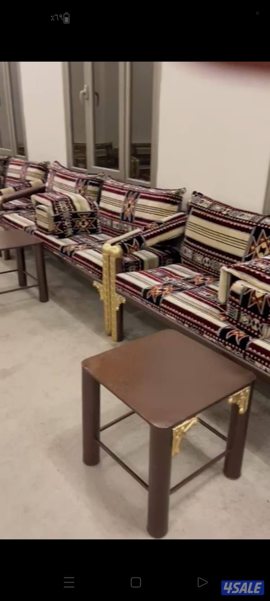 كراسي ملكية مع الفرش وطاوله2