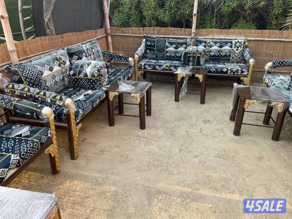 كراسي ملكية مع الفرش وطاوله3