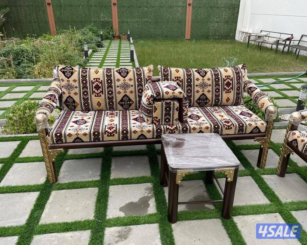 كراسي ملكية مع الفرش وطاوله4