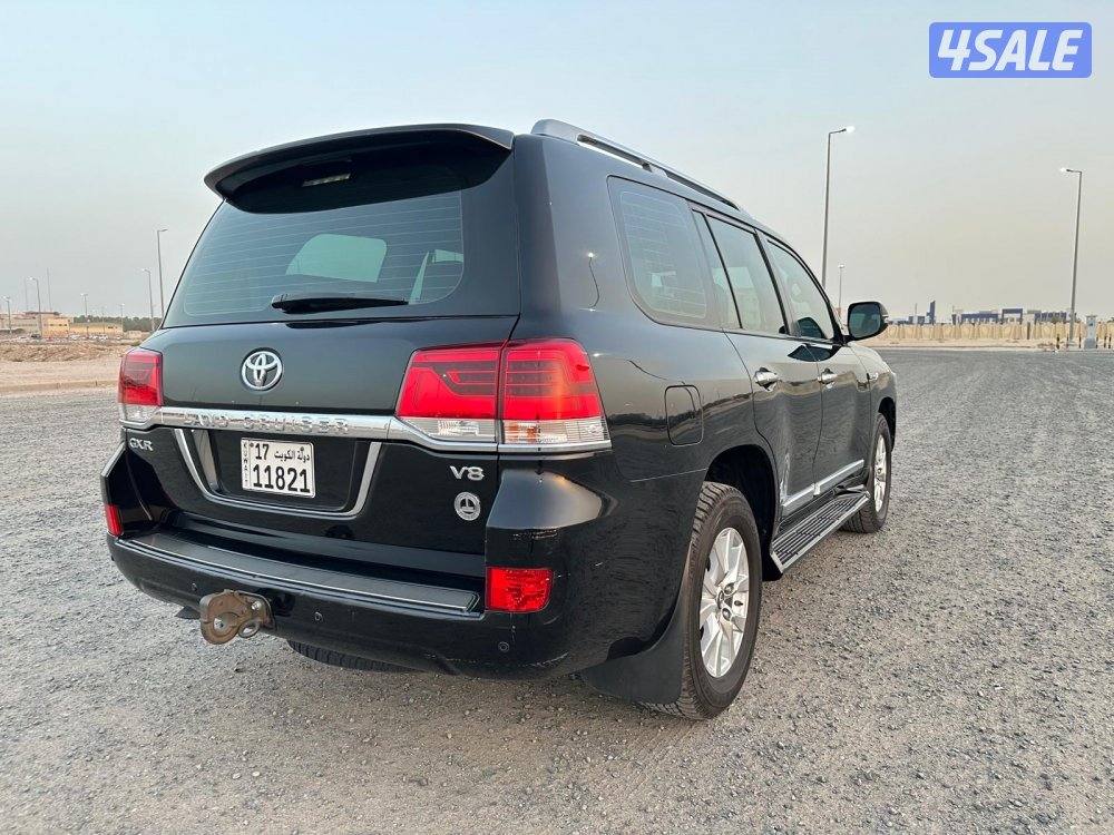 لاندكروزر 2020 عداد قليل بحالة ممتازة7