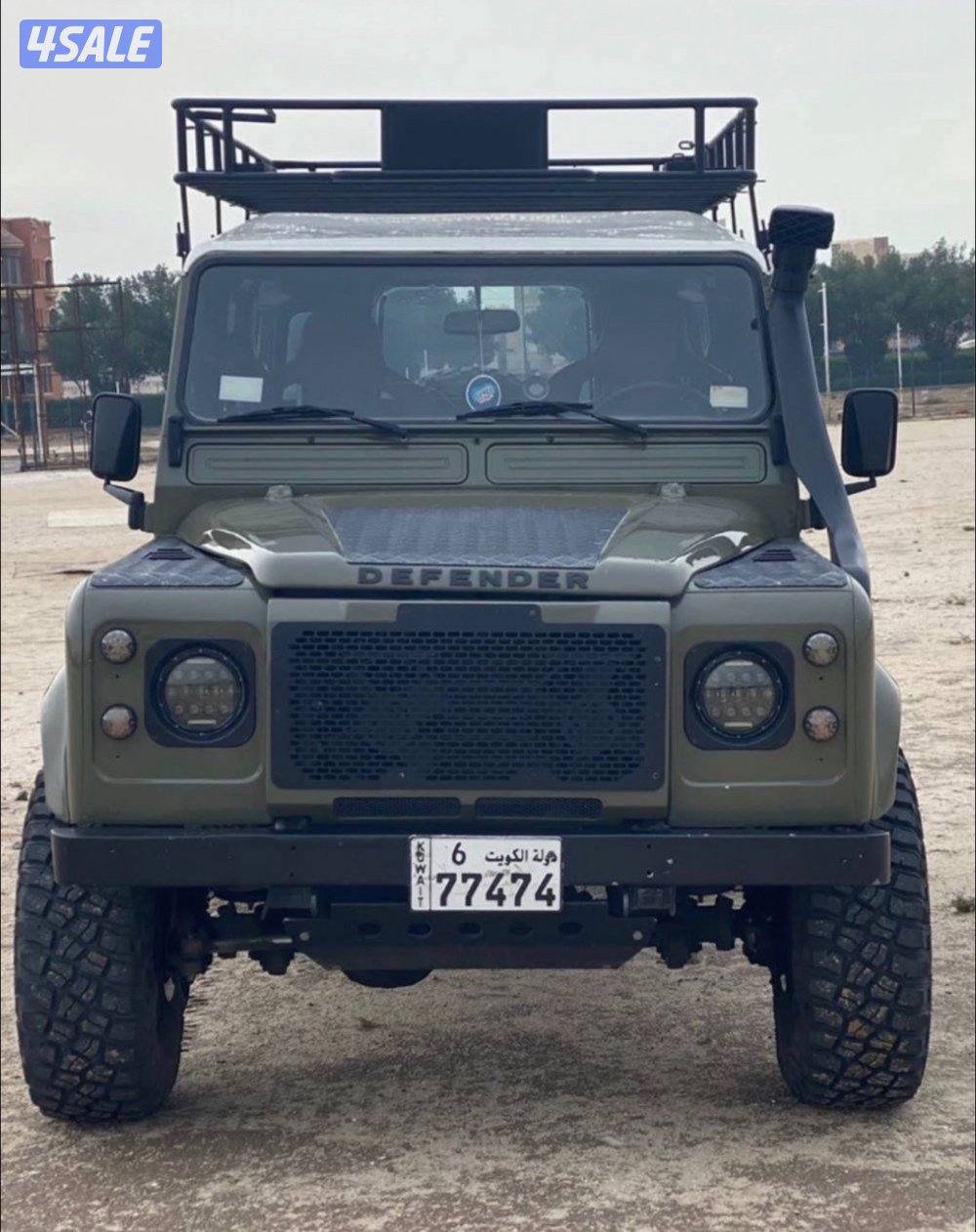 Land Rover Defender0
