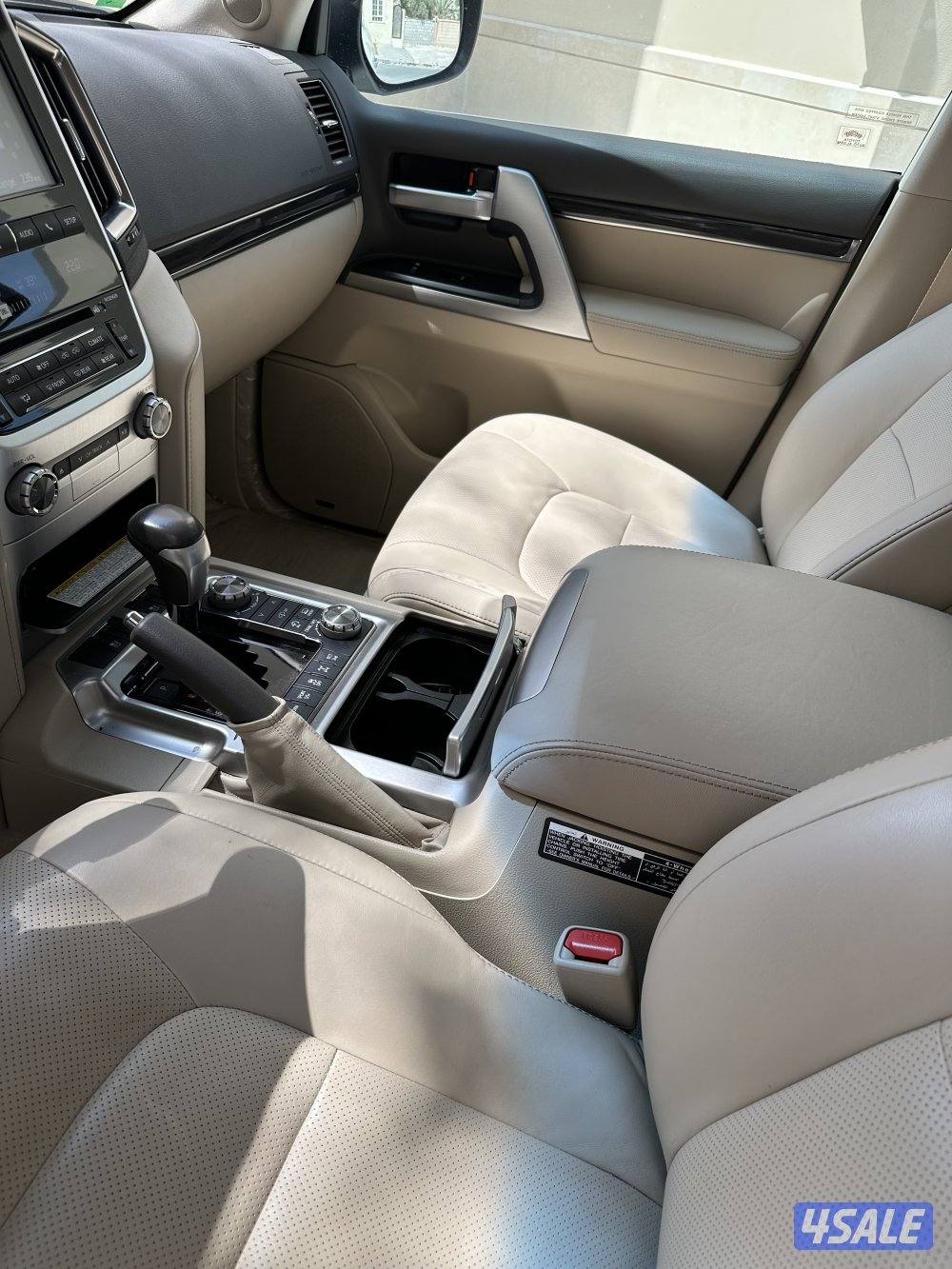 للبيع لاند كروزر ماشي ٤٨ الف  VXR وارد الساير3