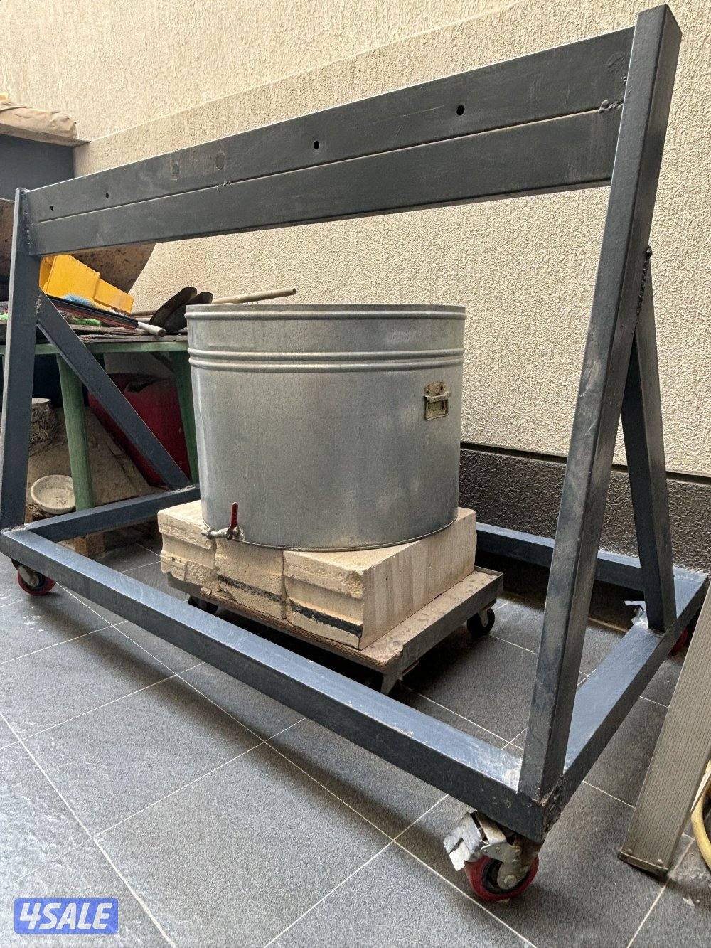 للبيع ستاند مكائن يتحمل أوزان عرض٢م وطول١،٣٠وارتفاع ١،٣٥1