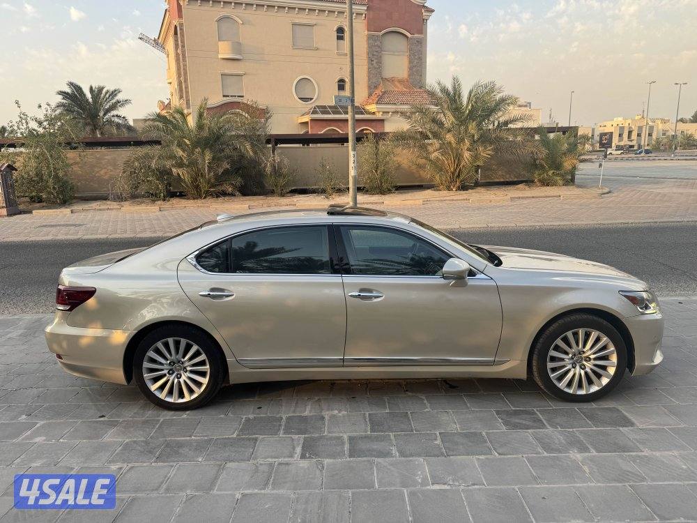 للبيع لكزس موديل 2015 وراد الوكالة لارج الدرجة الاولى2