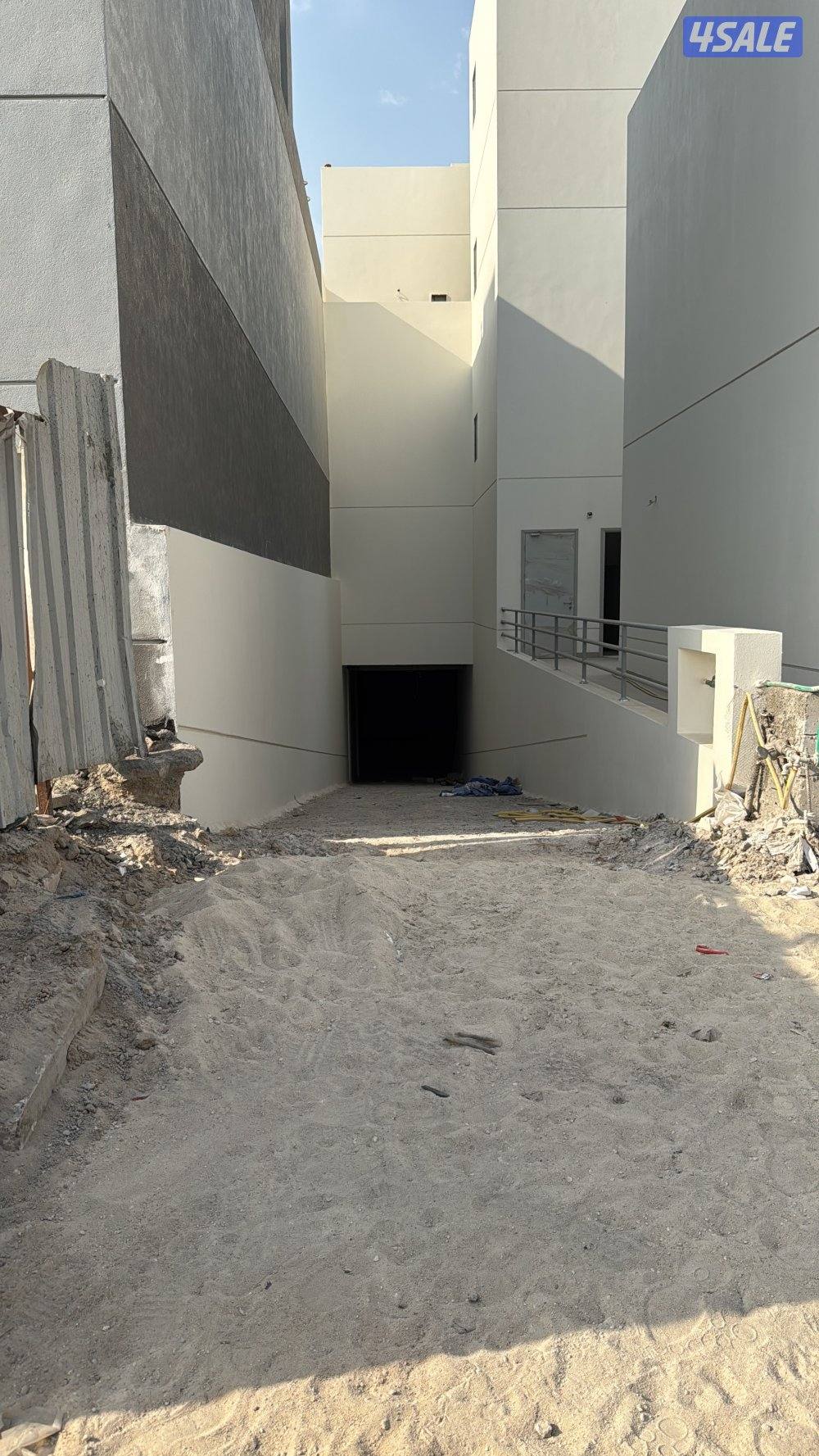 للايجار محلات ومخازن بالشويخ والري وحولي والعاصمة3