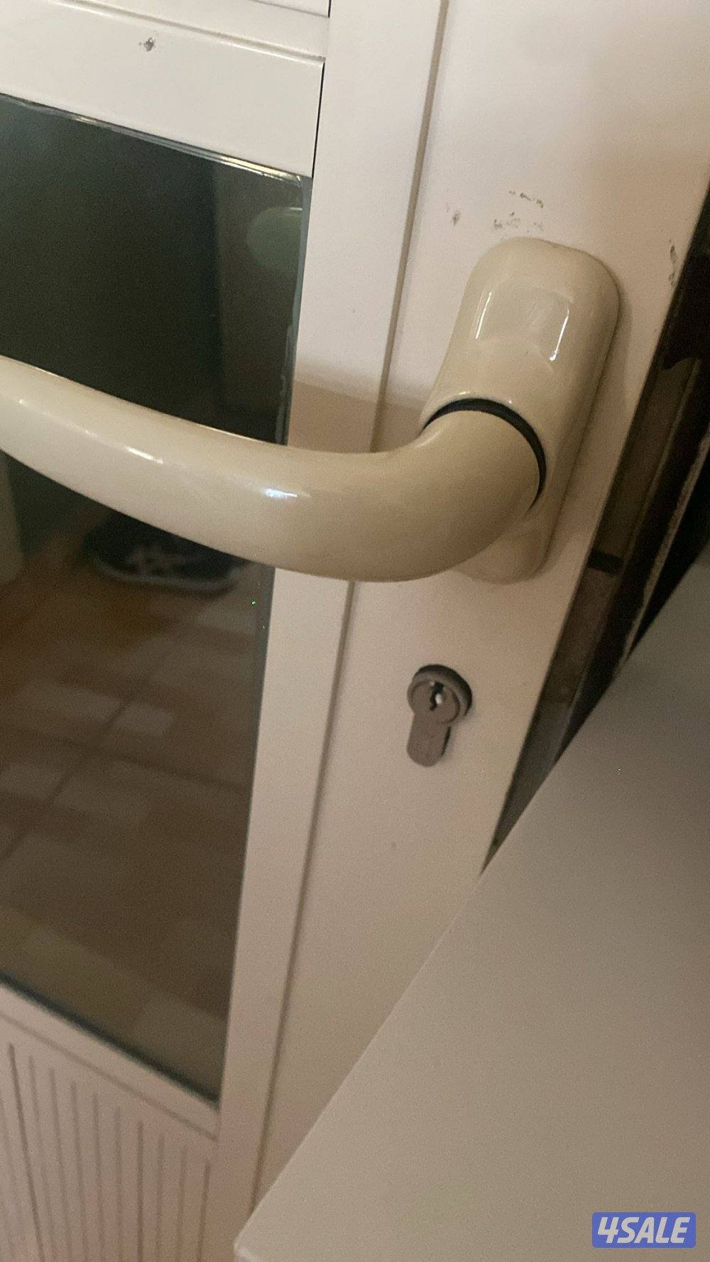 نجار فني باكستاني تصليح و تركيب ابواب غرف نوم اغفال طاولة ااثاث ايكيا3