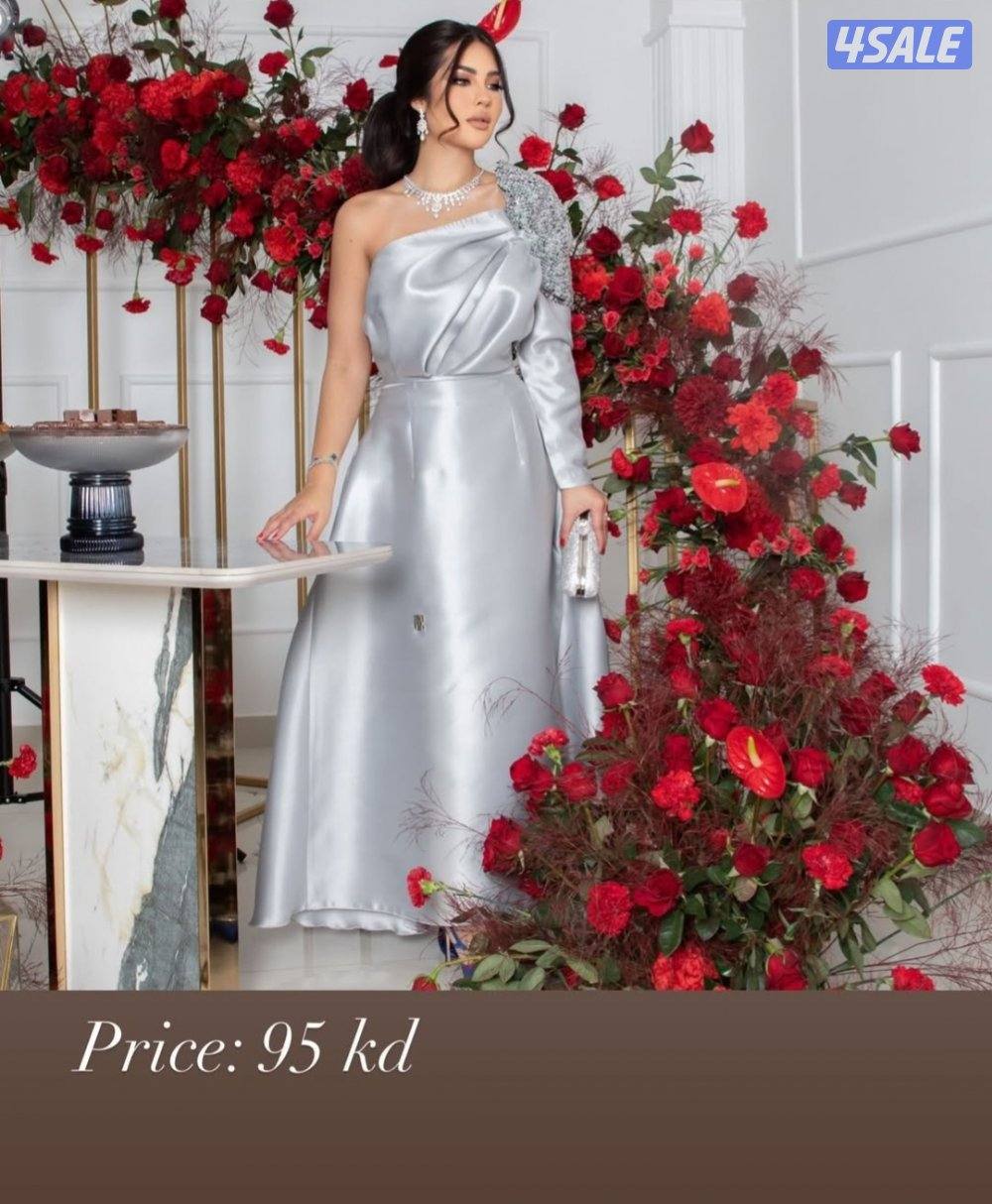 للبيع فستان حفله نظيف من المصممه اماني الرسلاني مقاس xs0