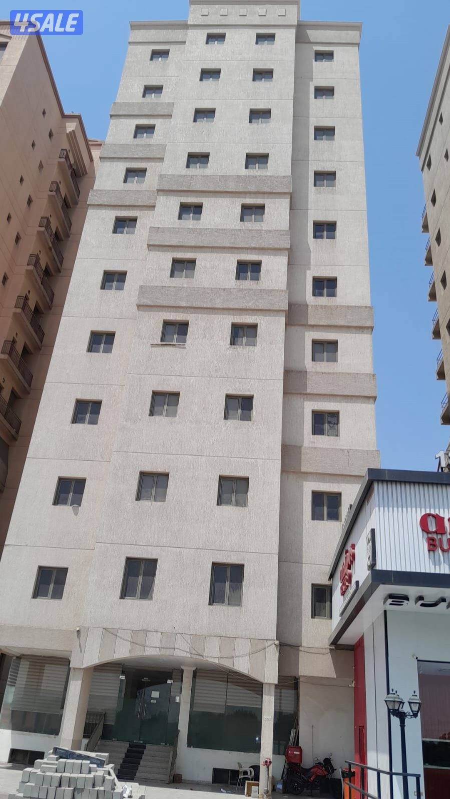 ابو حمزه حارس عقار خبره فى الصيانه والتاجير0