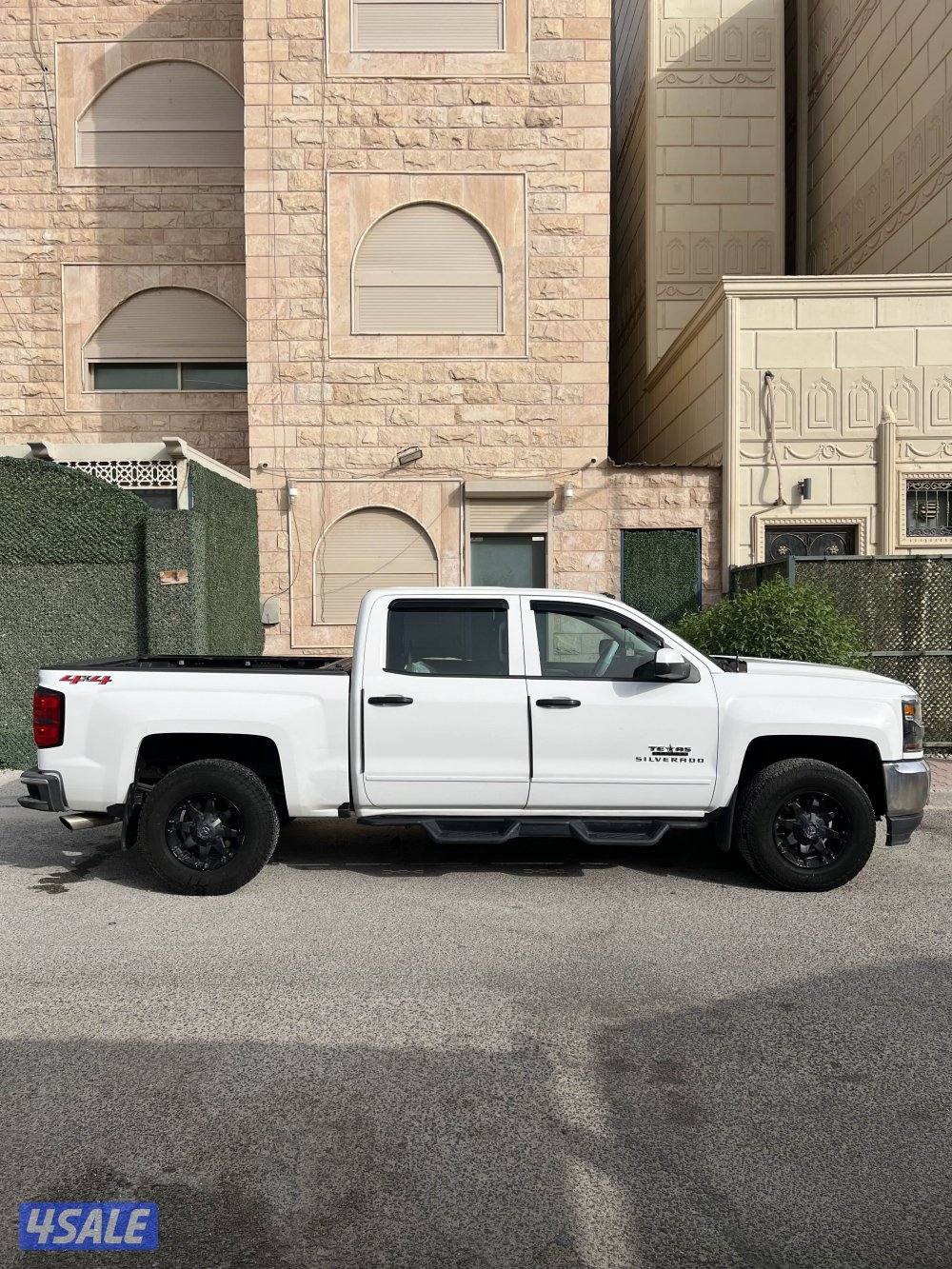 للبيع وانيت سيلفرادو z71  دبل قير ماشي 1600