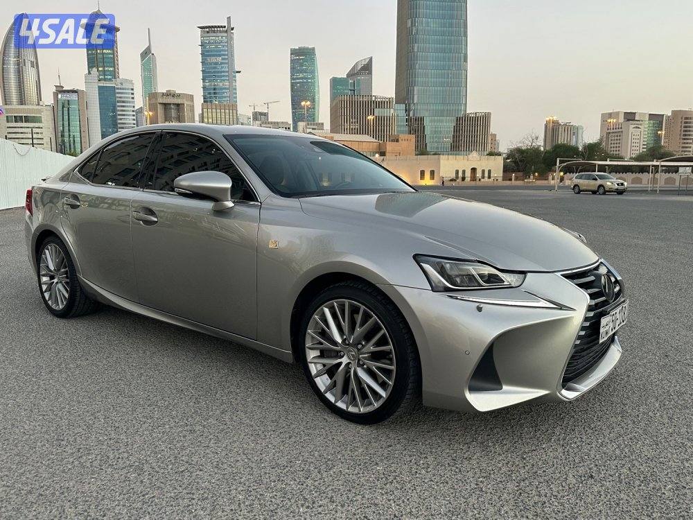 لكزس IS200 T_موديل 2017_بحالة الوكالة شرط الفحص_عداد 125 KM فقط1