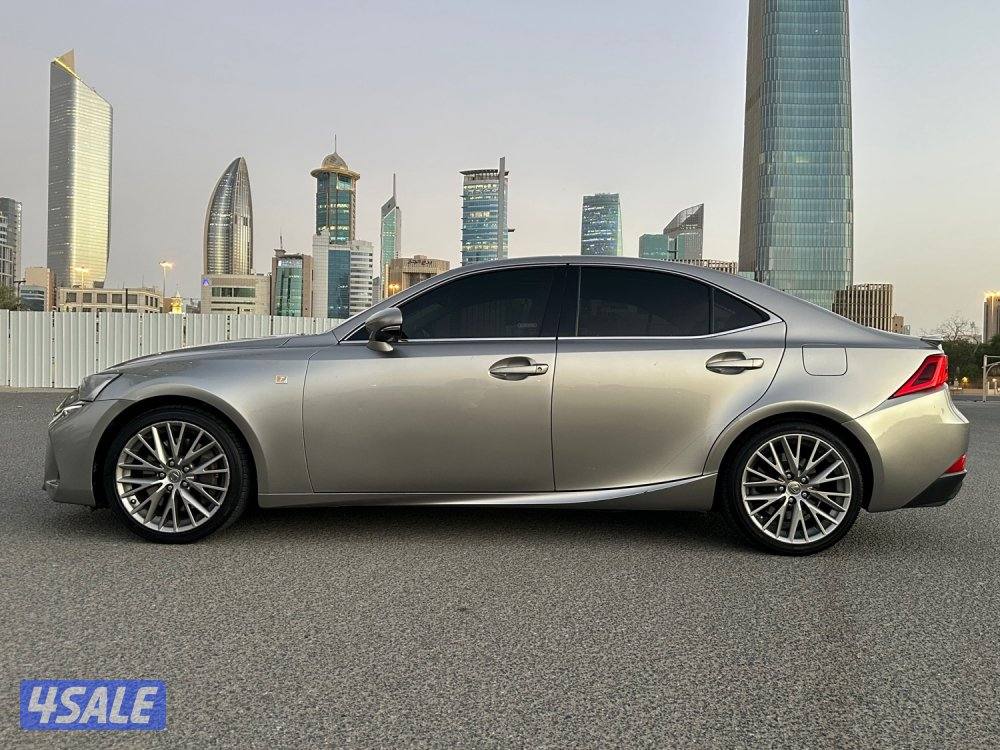 لكزس IS200 T_موديل 2017_بحالة الوكالة شرط الفحص_عداد 125 KM فقط3