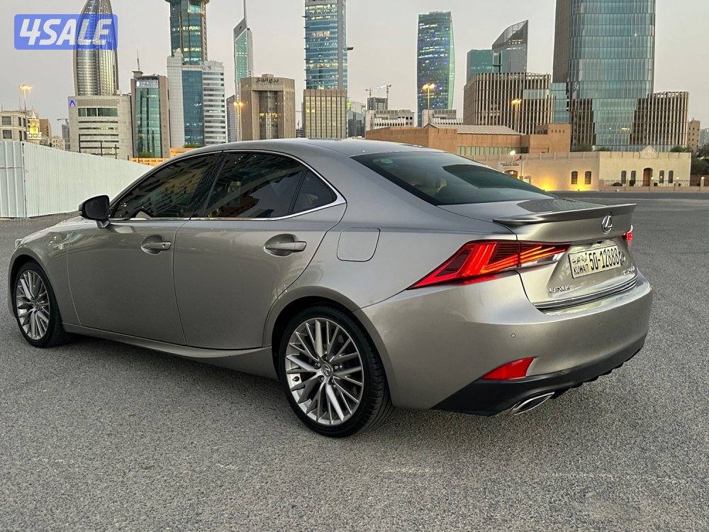 لكزس IS200 T_موديل 2017_بحالة الوكالة شرط الفحص_عداد 125 KM فقط5
