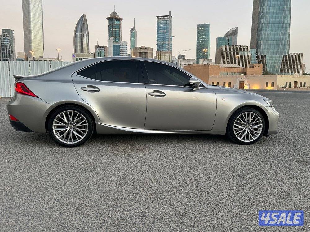 لكزس IS200 T_موديل 2017_بحالة الوكالة شرط الفحص_عداد 125 KM فقط6