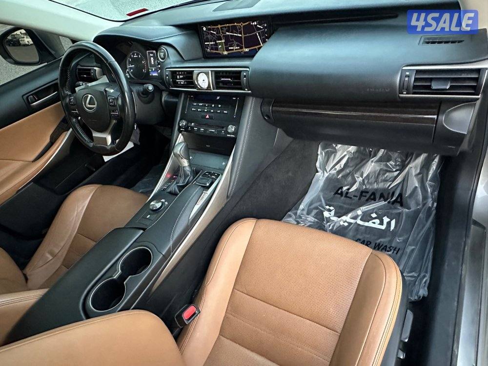 لكزس IS200 T_موديل 2017_بحالة الوكالة شرط الفحص_عداد 125 KM فقط10