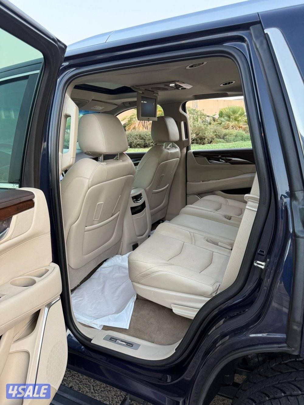 اسكاليد 2017 وارد الغانم ماشي 127 بحاله ممتازه جداً شرط الفحص الكامل6