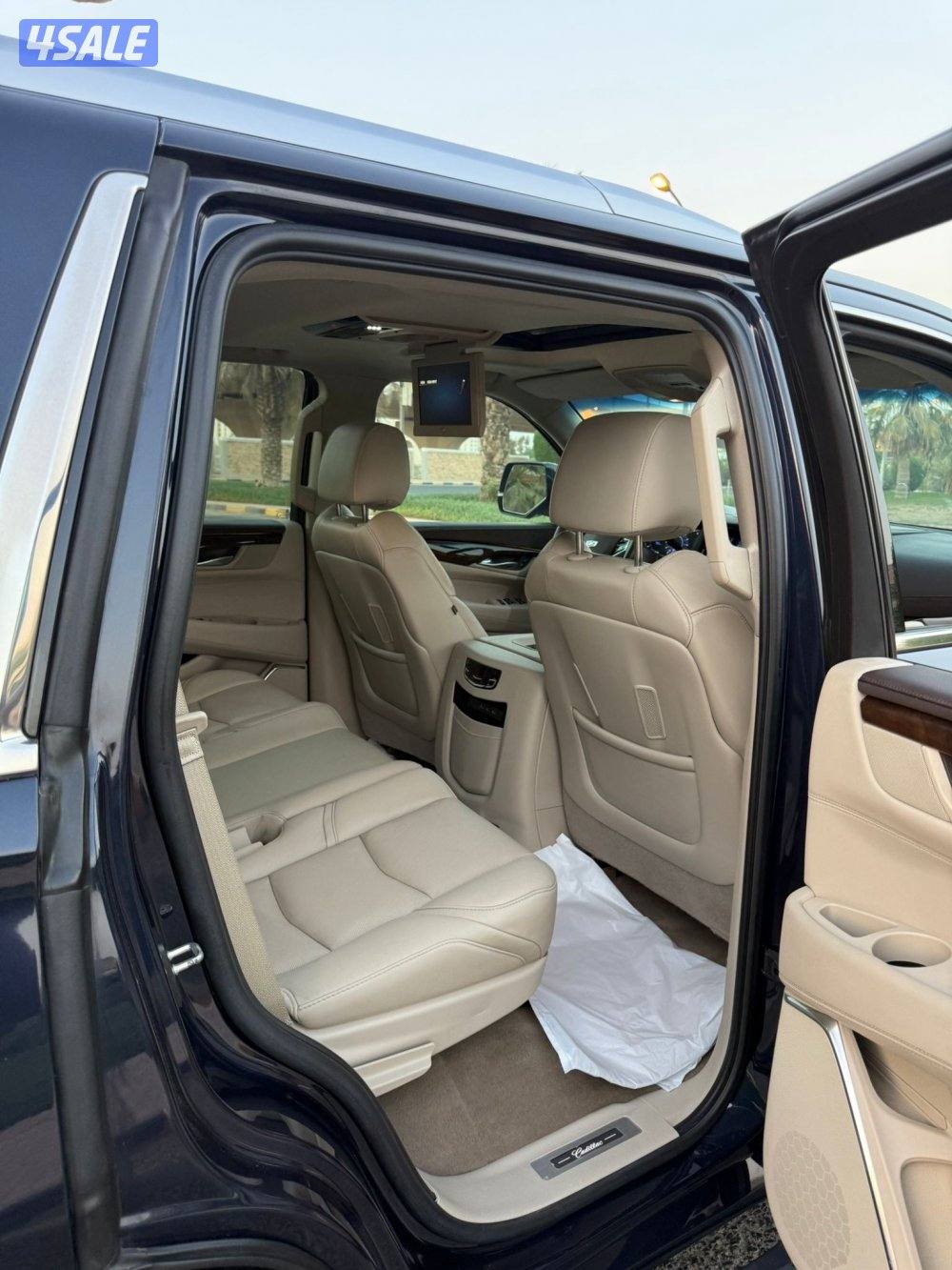 اسكاليد 2017 وارد الغانم ماشي 127 بحاله ممتازه جداً شرط الفحص الكامل8