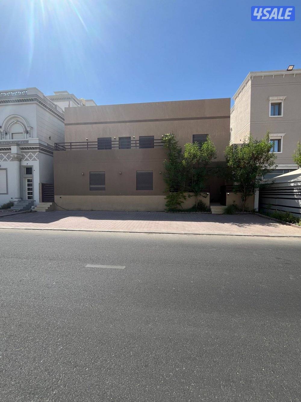 للبيع فيلا على الشارع الرئيسي في صباح الاحمد0