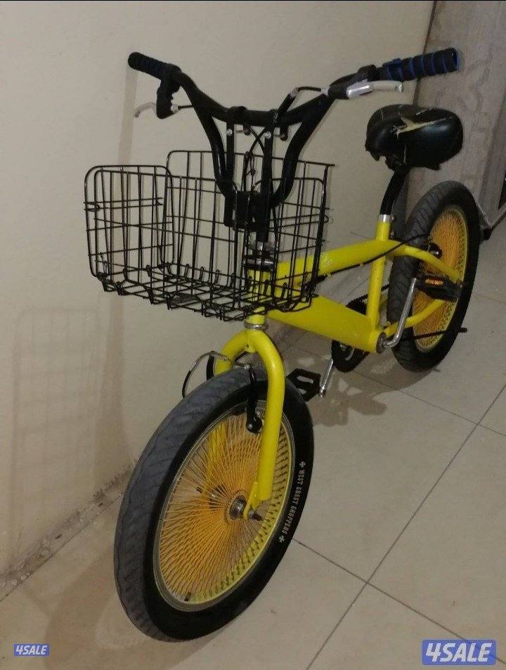 دراجه هوائيه للبيع بحالة ممتازه لون اصفر مميز مع سله اماميه وقفل حديد0