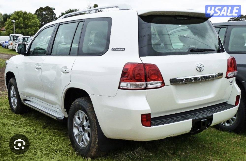 للبيع لاند كروزر موديل 2011 اللون ابيض المالك الاول ماشي 305 الف1