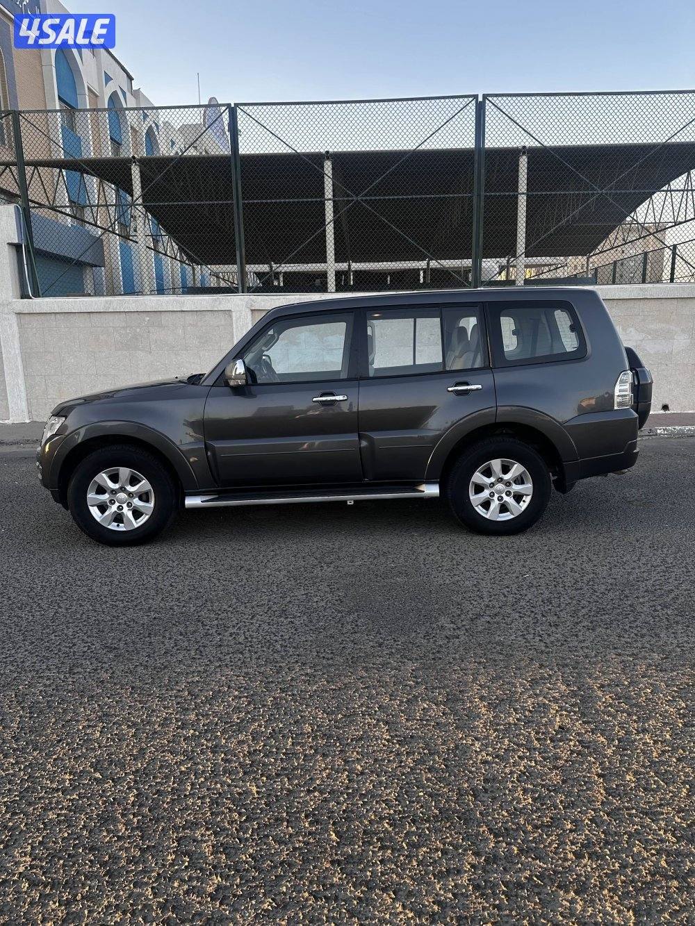 للبيع باجيرو 2016 صبغ وكاله ماعدا قطعه0