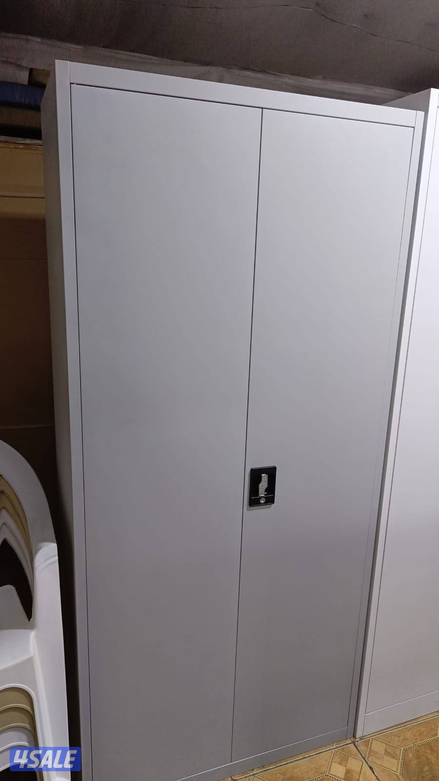 يوجد لدينا كبتات جاهزه ٢ باب ارفف وباب علاق2