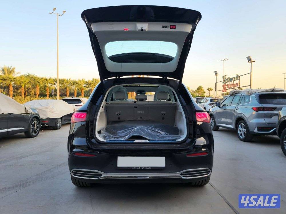 Mercedes- Benz EQE 350 - 4 matic7