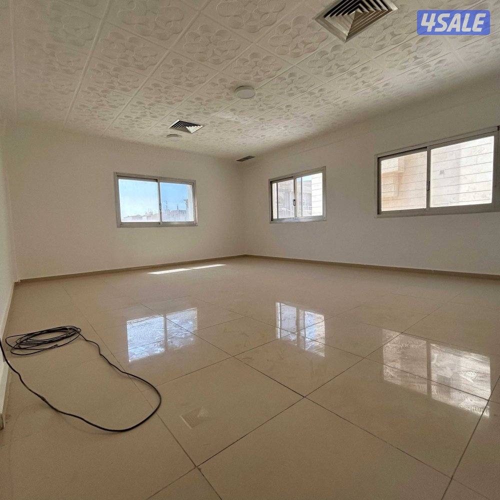 شقة مع بلكونة للإيجار في سلوى قطعة 50