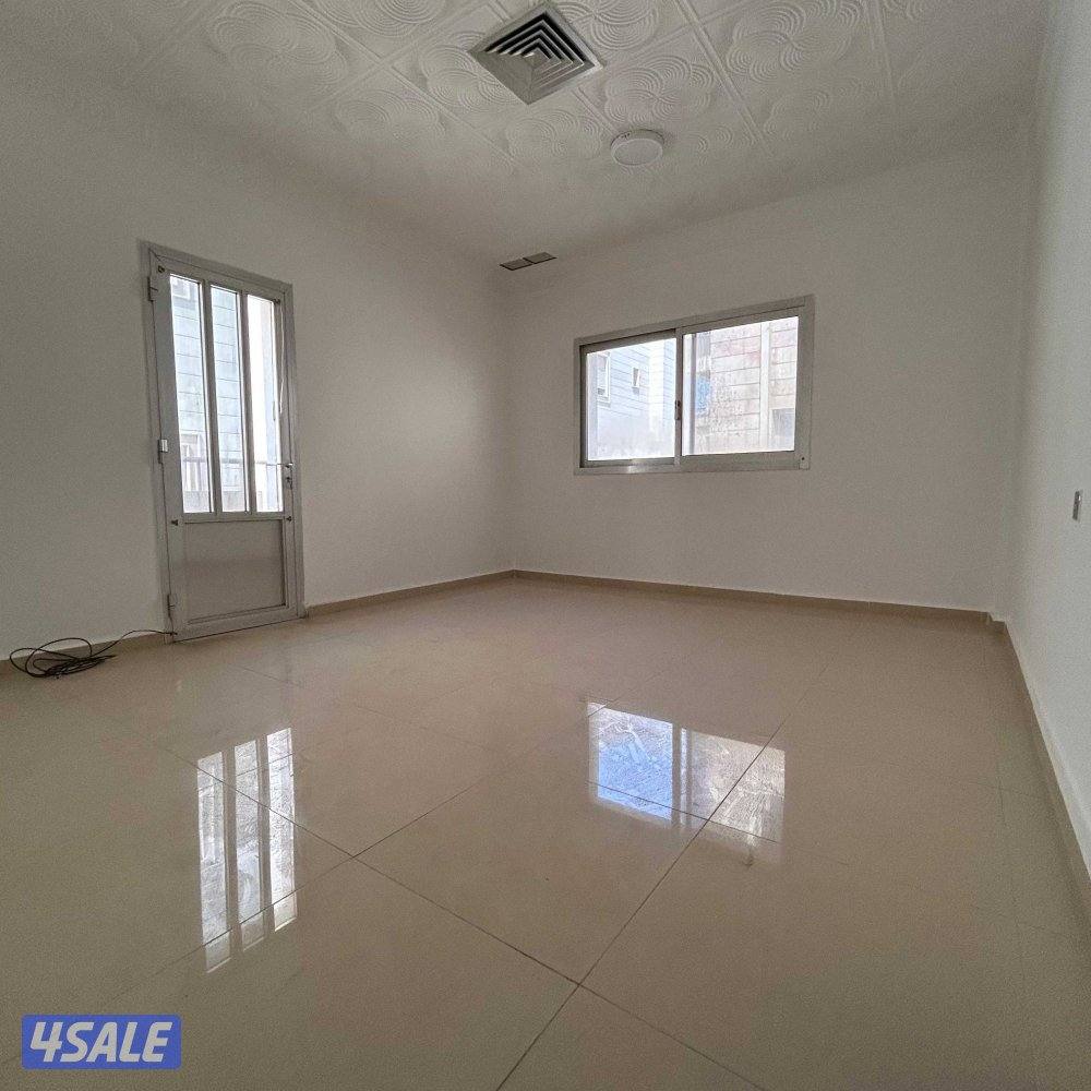 شقة مع بلكونة للإيجار في سلوى قطعة 52