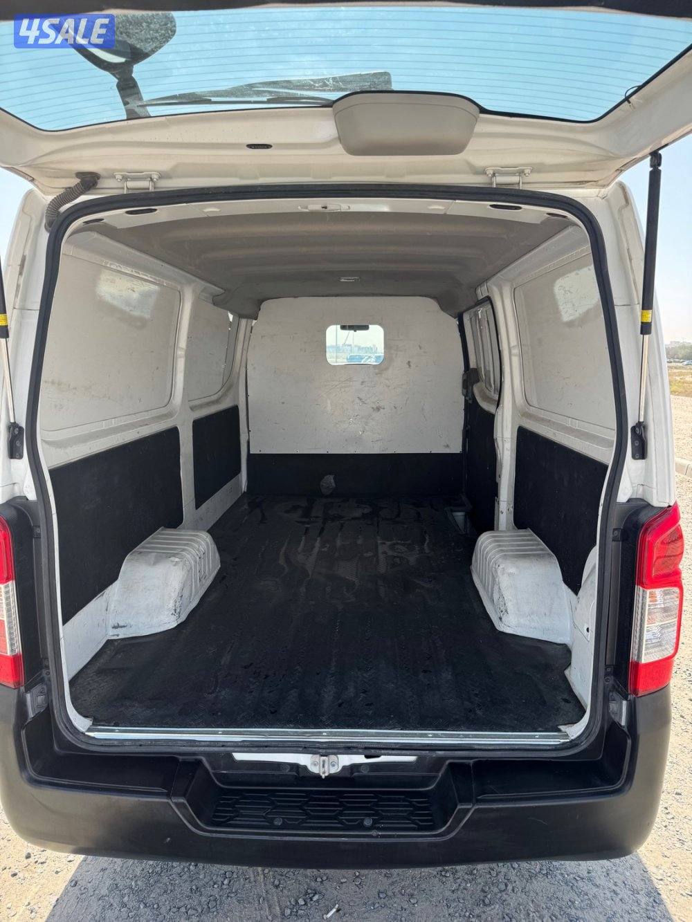 باص نيسان اورفان مقفل.9