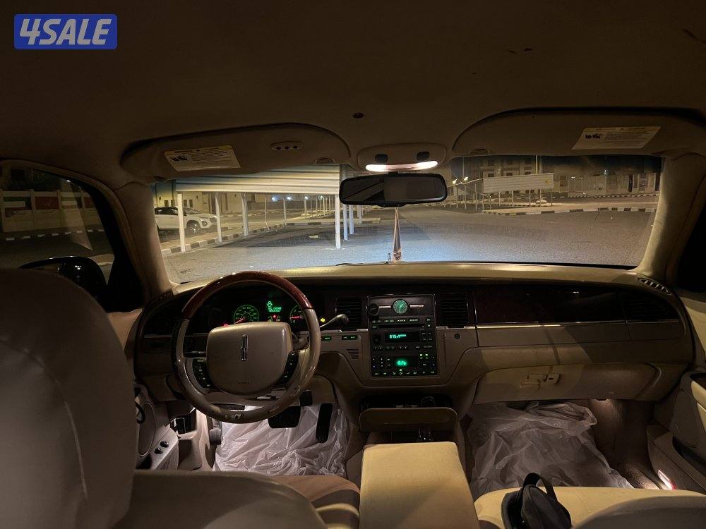 للبيع فورد لنكن تاون كار9