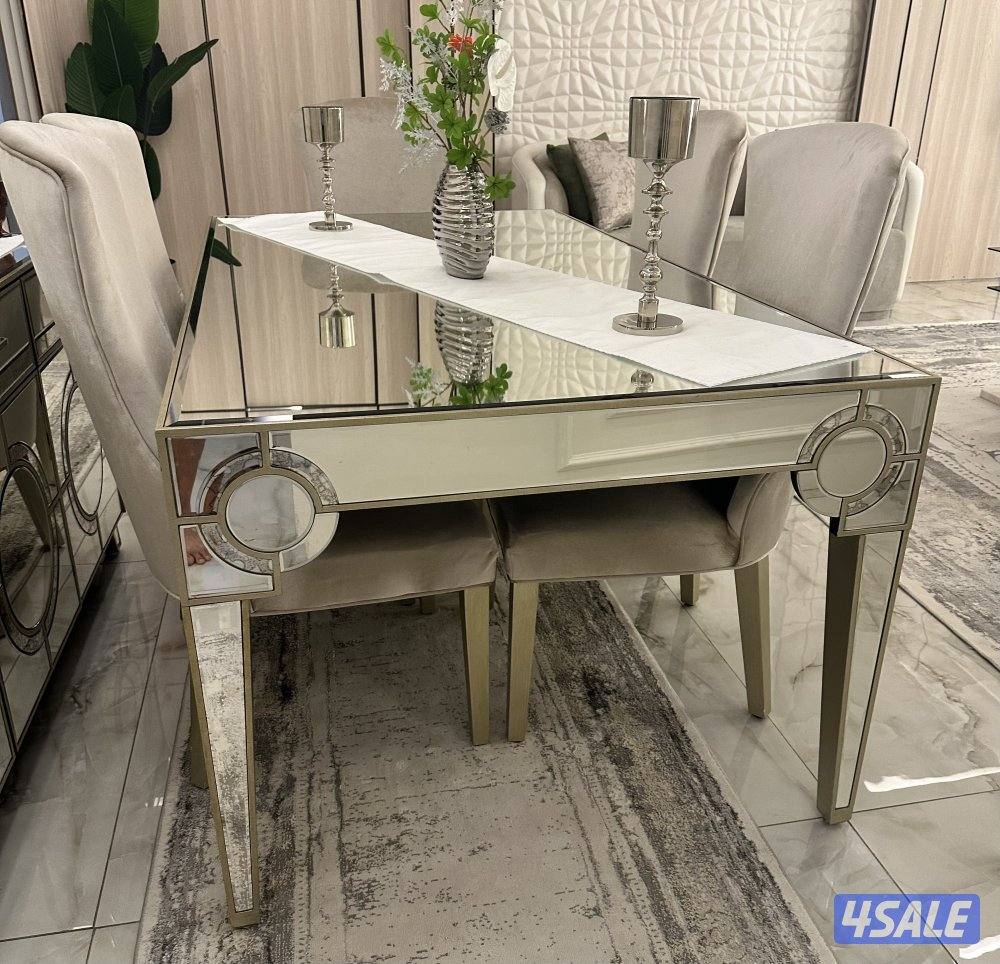 طاولة طعام فاخرة كاملة من هوم سنتر مع ٦ كراسي للبيع0