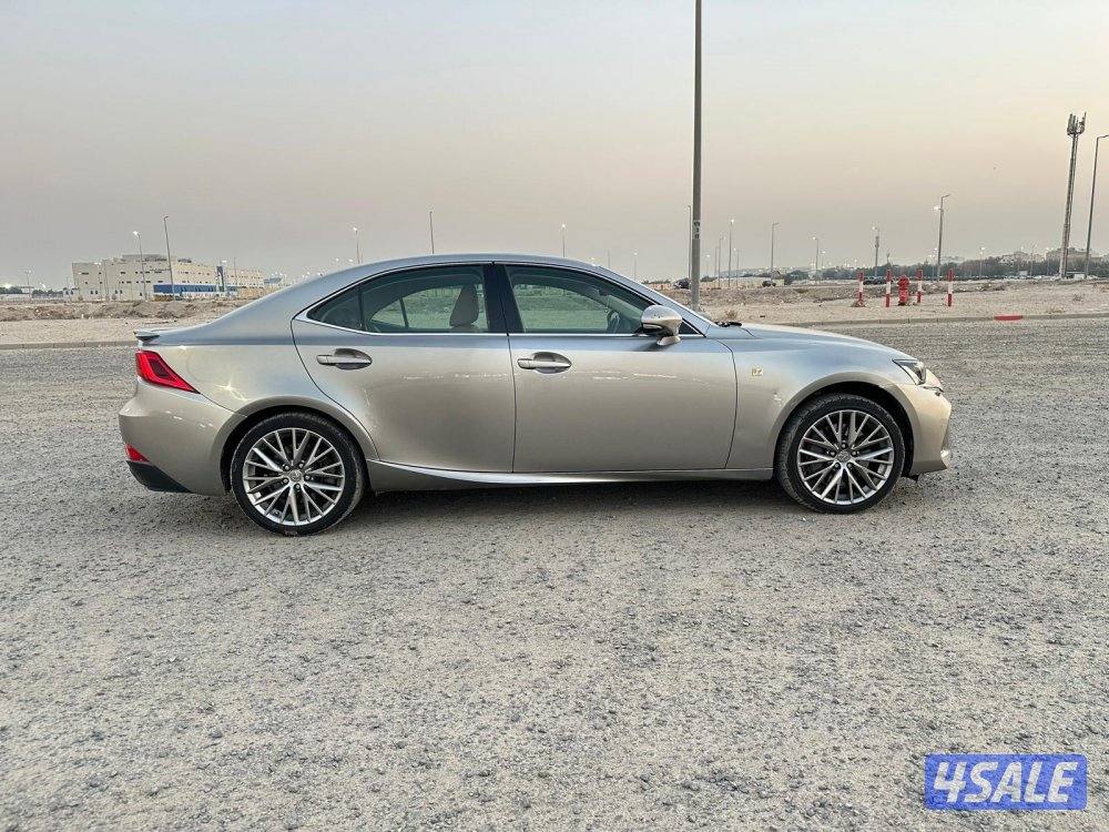 لكزس IS 200t موديل ٢٠١٧ بحالة ممتازة1