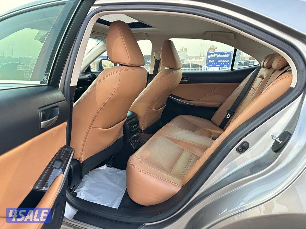 لكزس IS 200t موديل ٢٠١٧ بحالة ممتازة3
