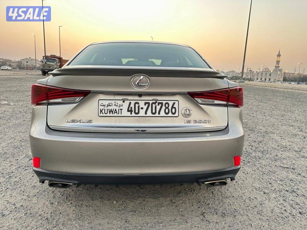 لكزس IS 200t موديل ٢٠١٧ بحالة ممتازة2