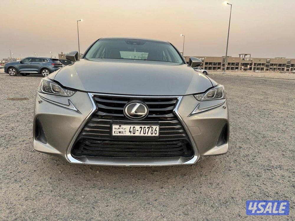 لكزس IS 200t موديل ٢٠١٧ بحالة ممتازة4
