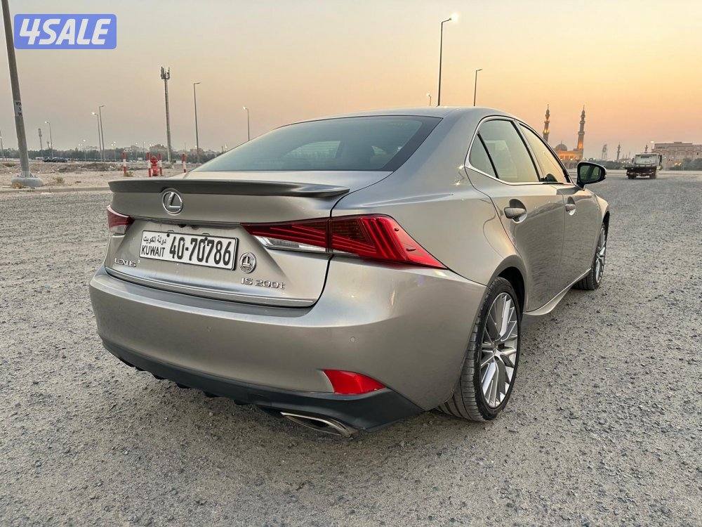 لكزس IS 200t موديل ٢٠١٧ بحالة ممتازة6
