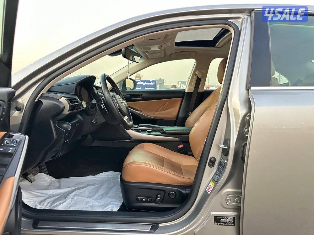 لكزس IS 200t موديل ٢٠١٧ بحالة ممتازة5