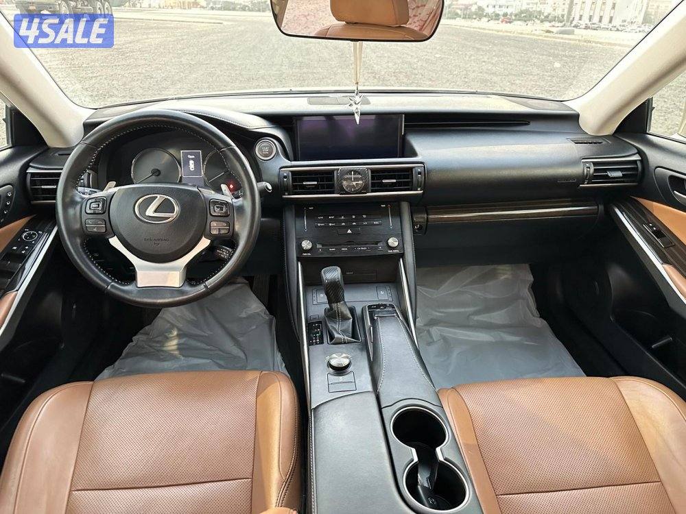 لكزس IS 200t موديل ٢٠١٧ بحالة ممتازة10