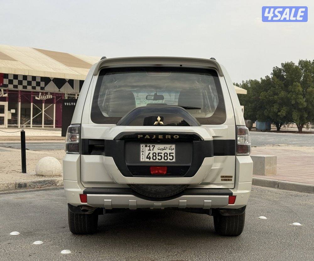 للبيع باجيرو 2020 الماكينه الكبيره 3.8 عداد 99 ألف4