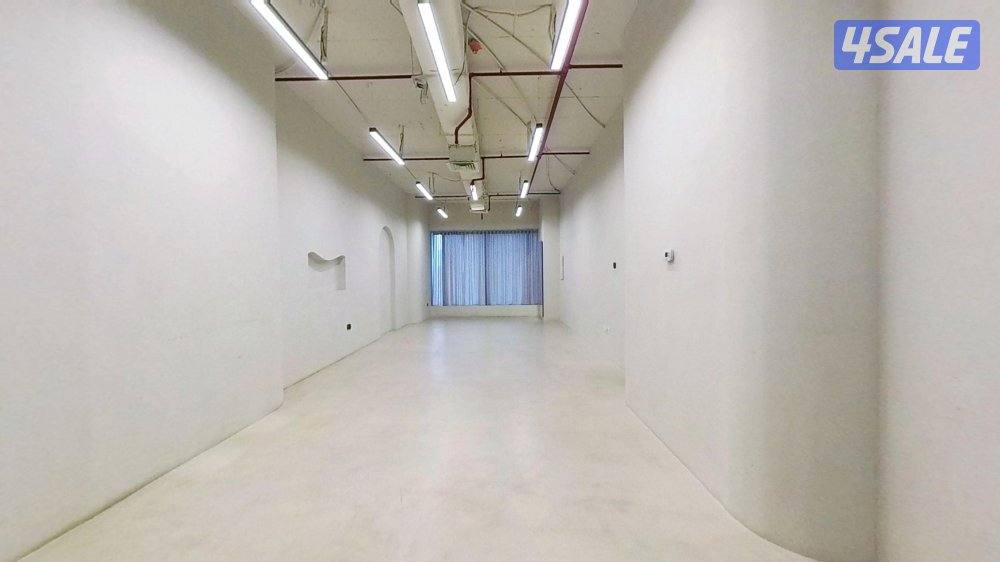 متوفر مكتب تجاري في برج كتير راقي بموقع متميز بشرق المساحه ٦٧0