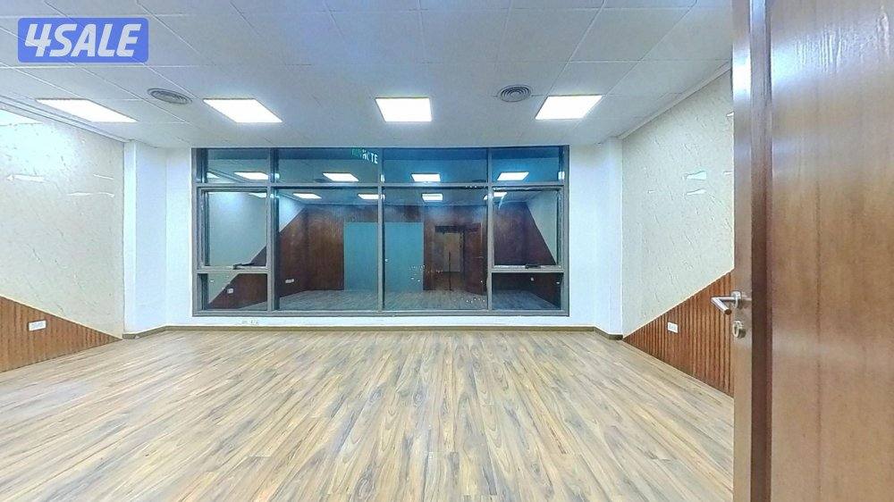 متوفر مكتب تجاري في برج كتير راقي بشرق ٣ ارقام اليه  المساحه ١٦٠ م1