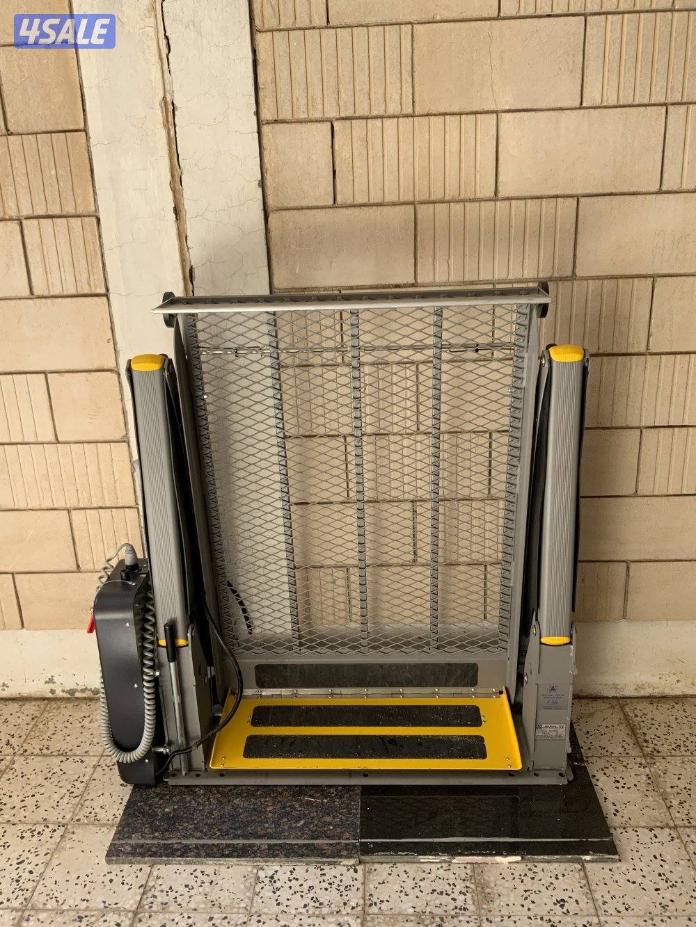 للبيع رافعة كرسي متحرك لذوي الاحتياجات الخاصة بحالة كالجديدة وزن ٤٠٠0