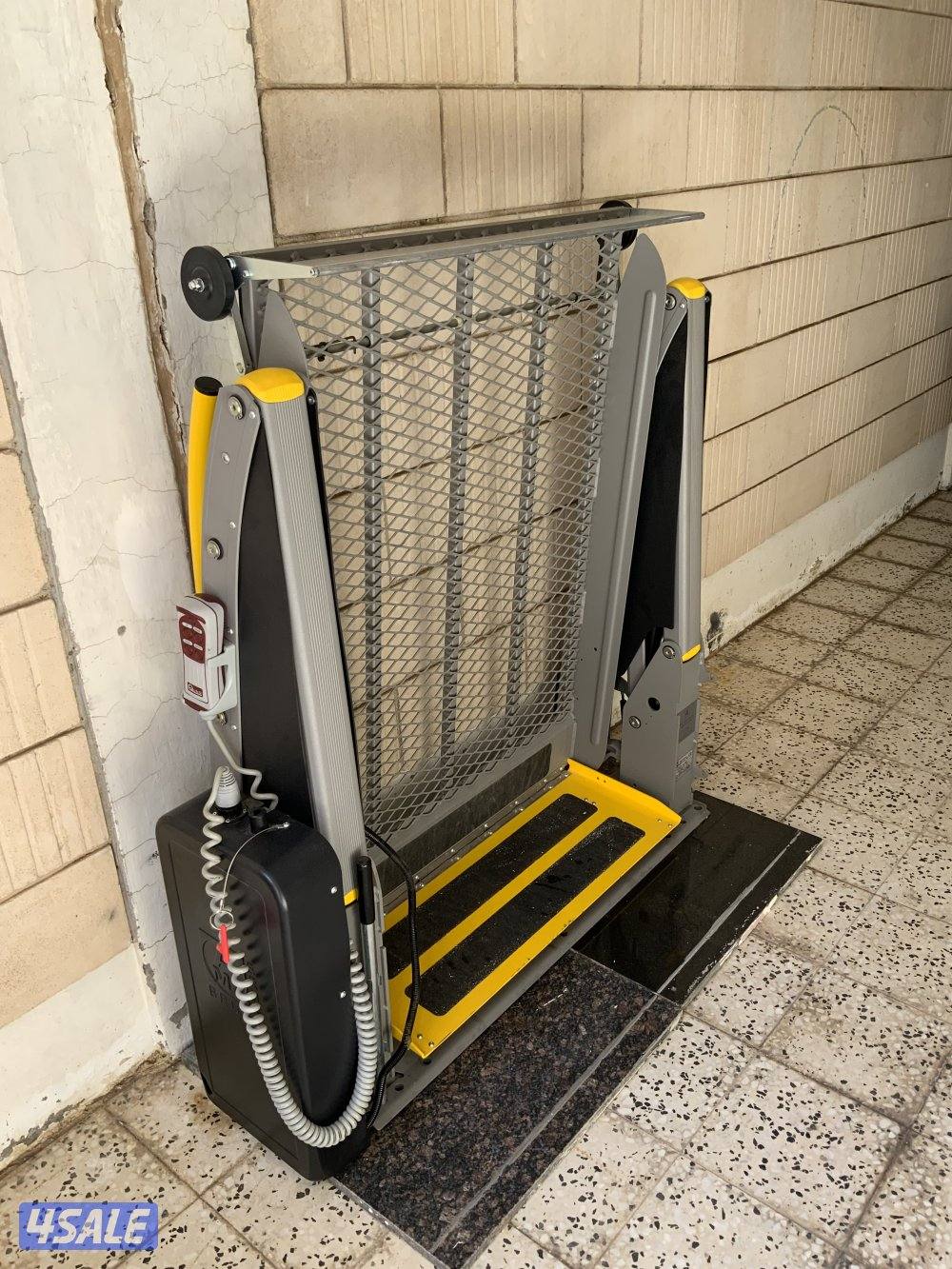 للبيع رافعة كرسي متحرك لذوي الاحتياجات الخاصة بحالة كالجديدة وزن ٤٠٠1