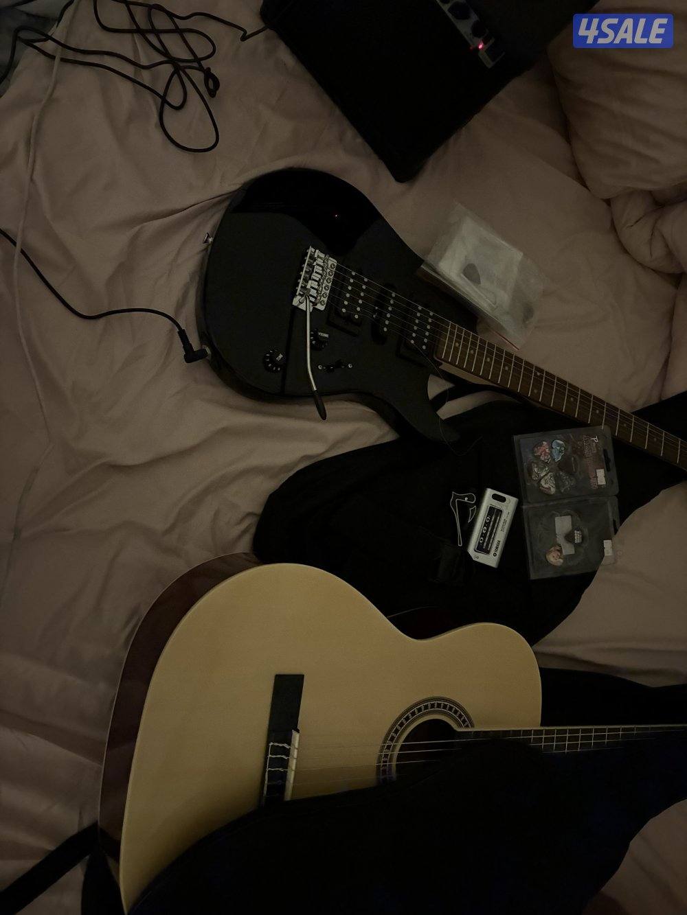 جيتار كهربائي وجيتار كلاسيك بعرض لا يطوف 🎸1