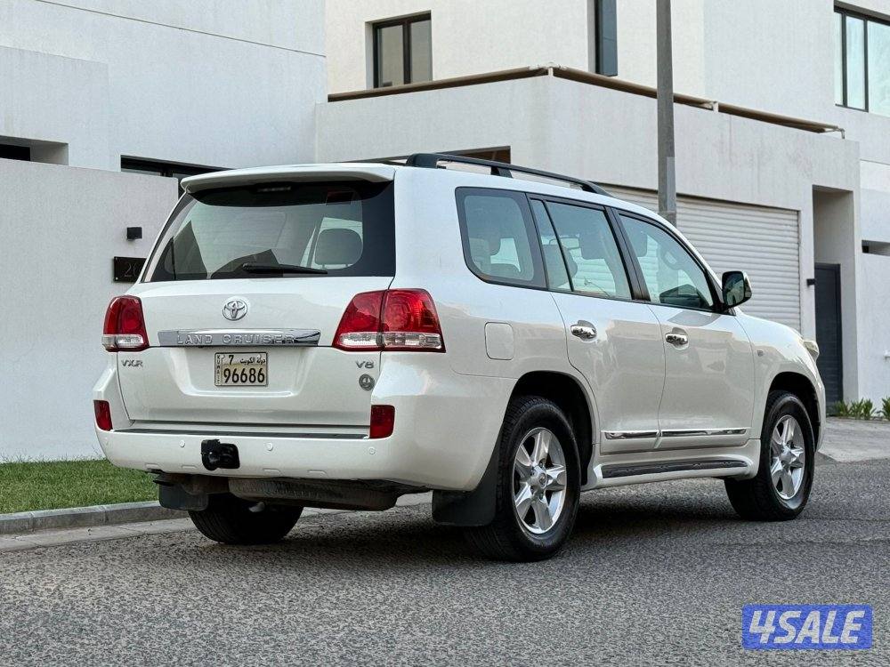 لاند كروزر VX-R2