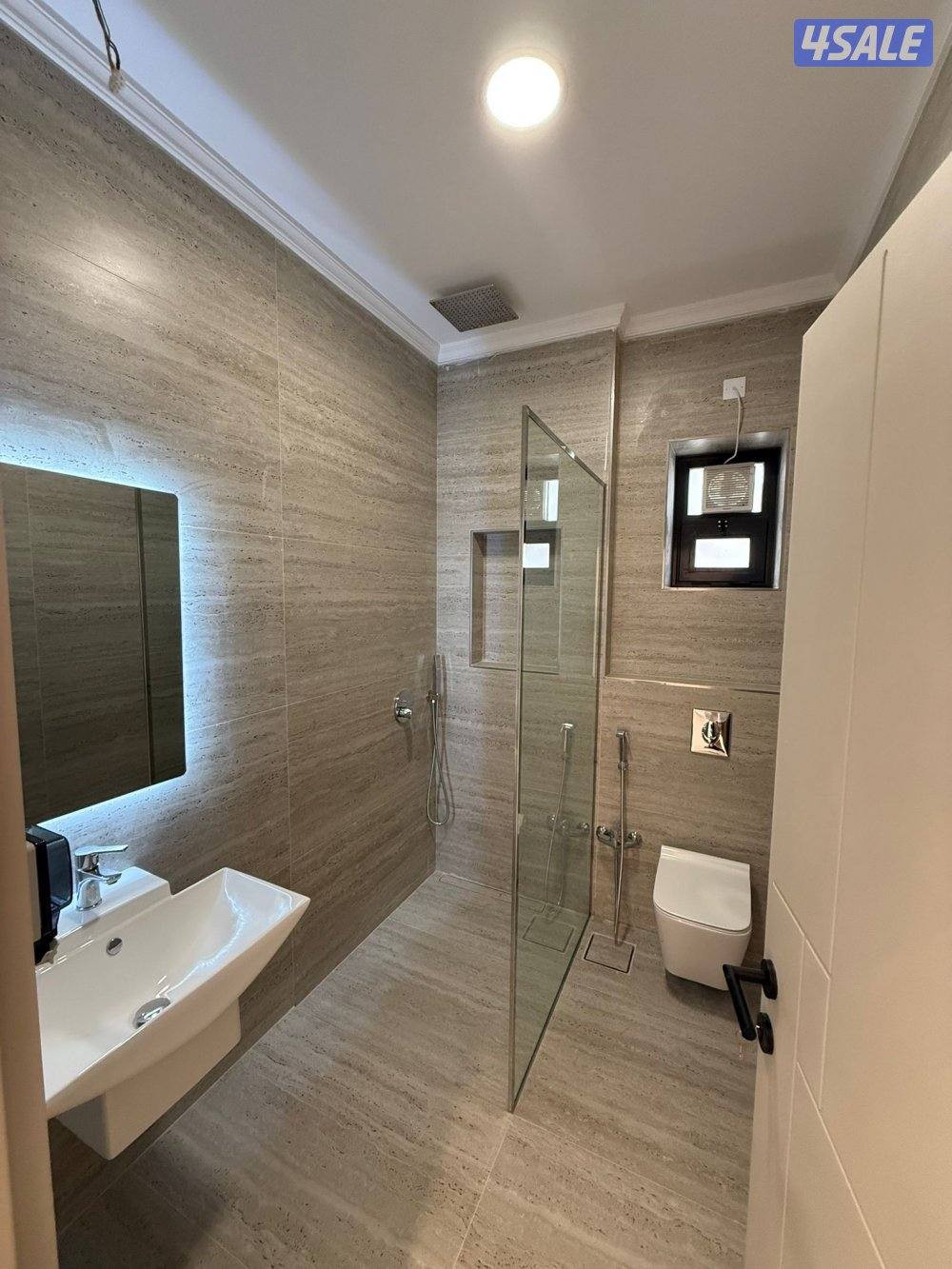 لإيجار مزرعه بالوفرة طريق 200 مبنيه فيها ثلاث غرف نوم وصاله0