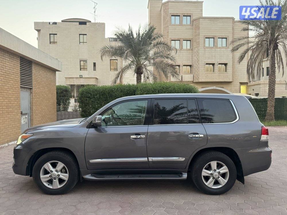 للبيع لكزس LX570 موديل 20121