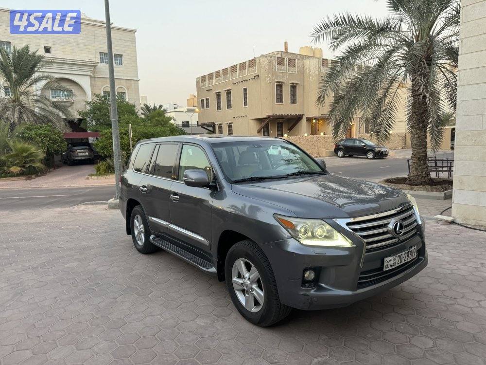للبيع لكزس LX570 موديل 20122