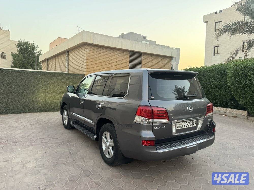 للبيع لكزس LX570 موديل 20123