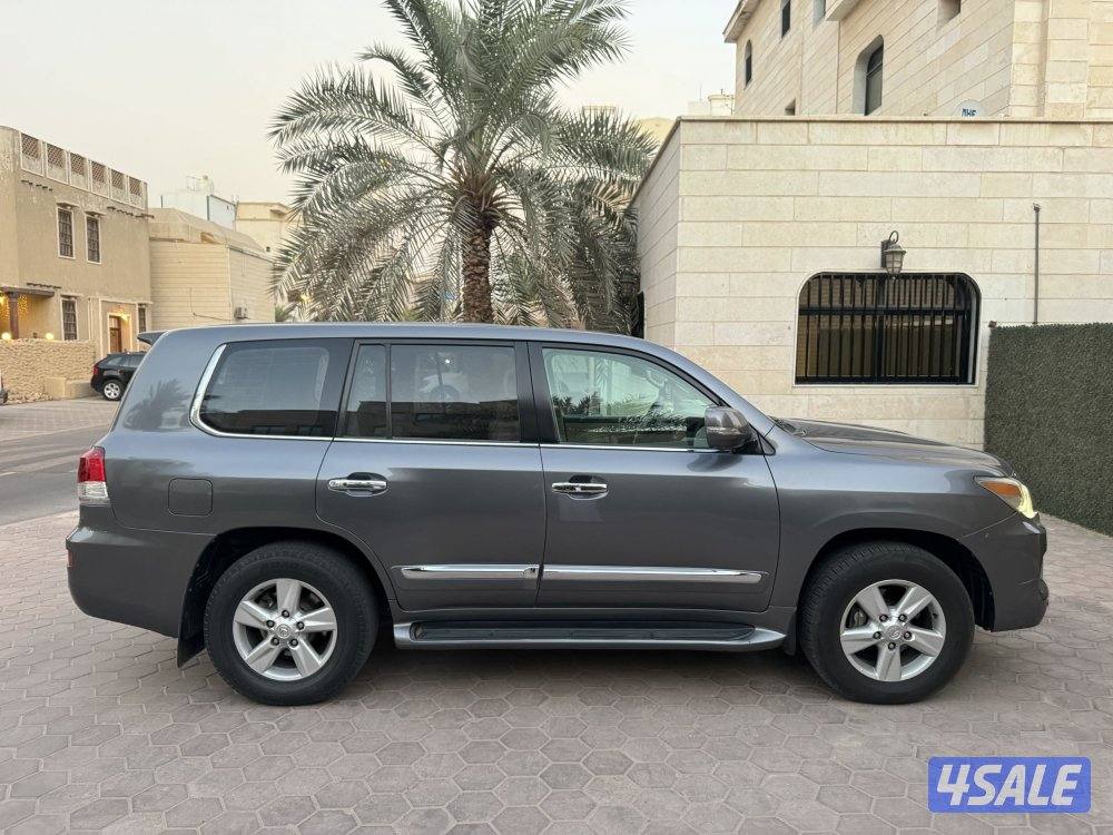 للبيع لكزس LX570 موديل 20125